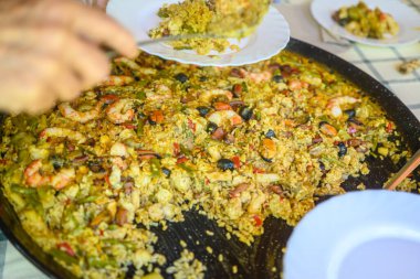 Klasik İspanyol paella ziyafeti konseptini pişirmenin son aşaması.