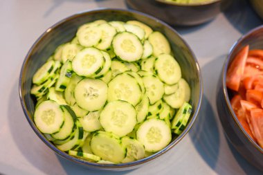 Salata için bir kase taze yeşil salatalık sağlıklı yaşam tarzı konsepti.