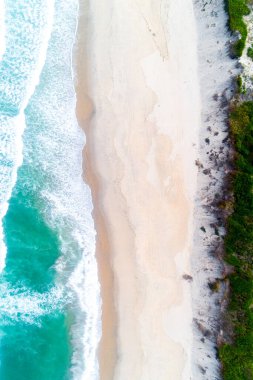 Sahil şeridinin el değmemiş doğal güzellik kavramının insansız hava aracı görüntüsü