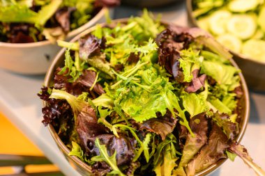 Kendi kendine hizmet eden temiz yemek konsepti için çeşitli taze sebzeler.
