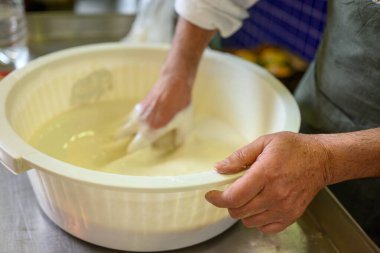 Mutfak gıda endüstrisi konseptinde lezzetli bir pişirme için tabanı hazırlıyorum.