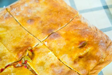 Geleneksel İspanyol empanada Gallega taze pişmiş ve dilimlenmiş lezzetli turta konsepti.