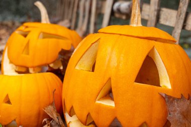 Üçgen gözlü, korkutucu gülüşlü, cadılar bayramı partisi konseptine sahip birkaç tane Jack O fenerini kapat.