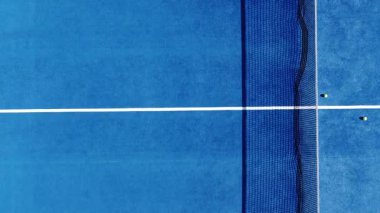 Mavi raket tenis kortunun Zenital İHA görüntüsü