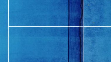 Mavi raket tenis kortunun zenital drone görüntüsü