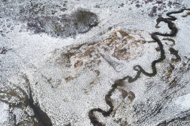 Karlı bir kış manzarasında kıvrımlı bir nehrin yukarıdan görünüşü soyut doğa kavramı.