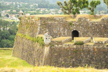 Valenca do Minho, Portekiz yıldız kalesinin katmanlı savunma duvarları.