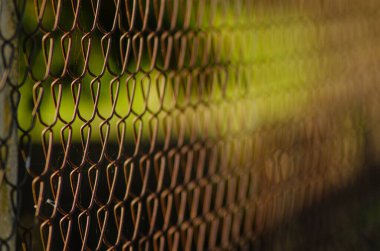 Soyut tasarım kavramına sahip paslı elmas desenli bir çitin sanatsal yakın çekimi