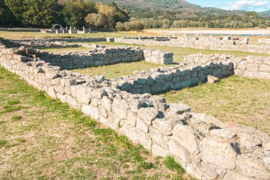 Antik harabelerin ve büyük bir su serinliği tarih konseptinin yer aldığı manzaralı bir manzara.