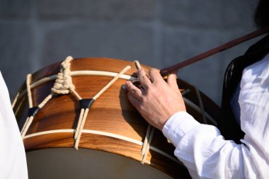 Bir sanatçının çaldığı el yapımı bir davulun karmaşık ayrıntıları.