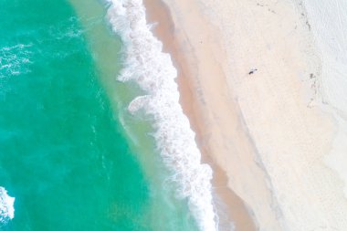 Güçlü okyanus dalgalarının yukarıdan aşağıya bakış açısı çevresel güç kavramı