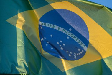 Brezilya 'nın ulusal bayrağına Ordem ve Progresso vatanseverlik sembolü konseptiyle yakın plan
