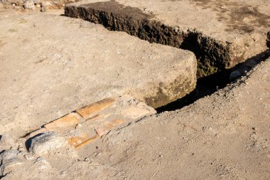 Antik Roma tuğlalarını ve temellerini ortaya çıkaran bir arkeolojik kazı tarihi keşif kavramı