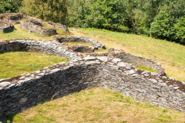 Antik bir köyün tarihi taş yapıları. Bir yaz günü kültürel seyahat konsepti.