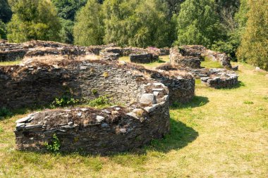 Avrupa mirası ve kültür kavramında Roma öncesi bir demir çağı yerleşiminin taş temelleri.