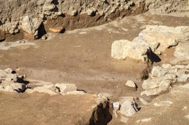 Bir arkeolojik kazı alanı antik taş temelleri tarihini ve bilim konseptini gözler önüne seriyor