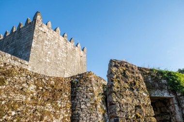 Portekiz 'in ortaçağ şatosu Lindoso' nun taş kalesi ve duvarları. Bir Ortaçağ Şato Kulesi