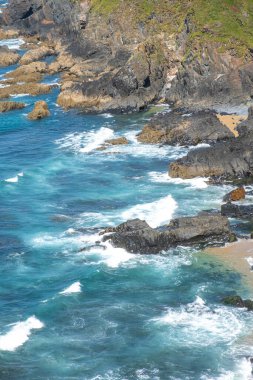 Okyanusun canlı renkleri güzel ve uzak bir sahil sükuneti konseptinde