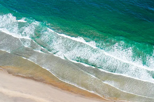 Kumlu bir kumsaldaki güzel çapraz dalgaların hava görüntüsü insansız hava aracının doğası konseptinden.