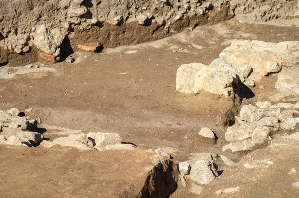 Bir arkeolojik kazı alanı antik taş temelleri tarihini ve bilim konseptini gözler önüne seriyor