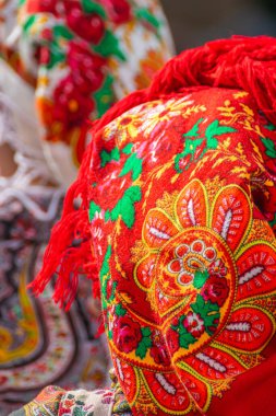 Çiçek desenli geleneksel İspanyol türbanı kültürel miras kavramına yakın plan.