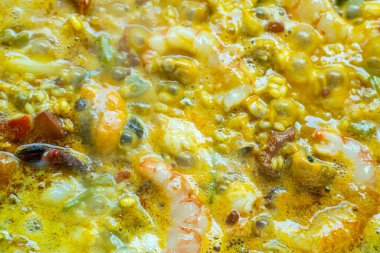 Taze karides ve safran akdeniz mutfağı konseptiyle lezzetli bir paella pişiriyorum.