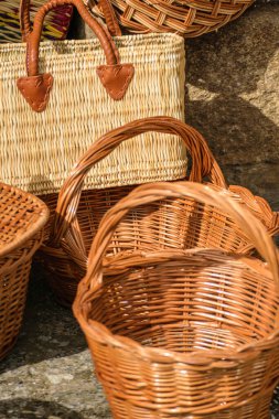 El yapımı hasır ve deri saplı saman sepetlerinin çok güzel bir gösterisi.