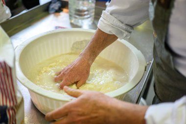 Mutfak sanatları konseptiyle sıfırdan pişirmenin ilk aşaması.