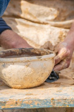 Adil bir el yapımı süreç konseptinde kil ile çalışan bir zanaatkarın kırsal ve dağınık ortamı.