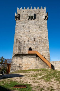 Ortaçağ Montalegre kalesinin ana kalesi mavi gökyüzü tarihi mimari konseptine karşı.