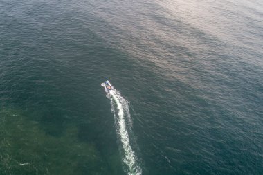 Açık denizde yüzen bir sürat teknesinin hava görüntüsü bir macera ve özgürlük konsepti yaratıyor.