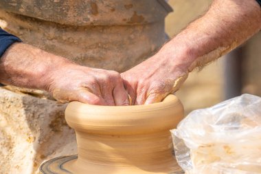 Sanat fuarında veya atölyede geleneksel seramik sanatın gösterimi beceri ve tutku konsepti
