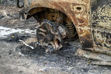 Yanık Araba Tekerleği ve Erimiş Lastiği Kapat