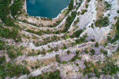 Taş ocağı gölünün güzel ve dramatik manzarası seyahat ya da doğa temalı macera seyahat konsepti için.