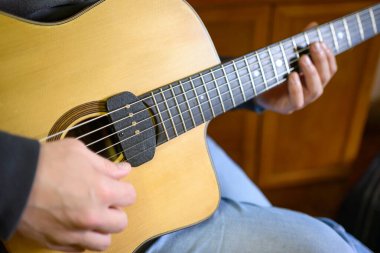 Müzisyen Akustik Gitar Çalıyor, Yakın plan