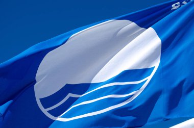 Mavi Bayrak Açık Mavi Gökyüzüne Karşı Dalgalanıyor