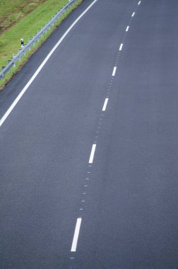 Beyaz şeritli boş bir asfalt yol, bir yolculuk ve seyahat konsepti..