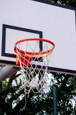 Yıpranmış Net 'li Basketbol Hoop' una yakın çekim
