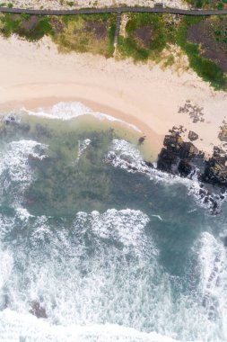 Bir Sandy ve Rocky Coast 'un hava görüntüsü. Kıyı şeridinin çeşitliliğini kavra.