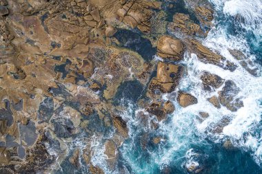 Engebeli Rocky Sahili 'nin Havadan Görünümü. Doğanın saf gücünü kavra..