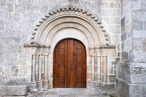 Galiçya 'daki Romanesk bir kilisenin mimari detayları..