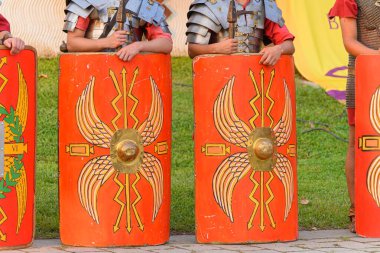 Kırmızı Kalkanları Tutan Lejyonerler Hattı. Ünlü Roma kaplumbağa oluşumu kavramı.