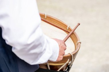 İspanya 'da bir halk festivalinde geleneksel ahşap trampet çalan bir müzisyen kültürel müzik konseptinde