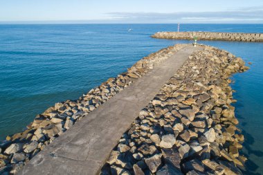 Stone Breakwater ve Harbor 'ın havadan görüntüsü. Limana güvenli geçiş kavramı.