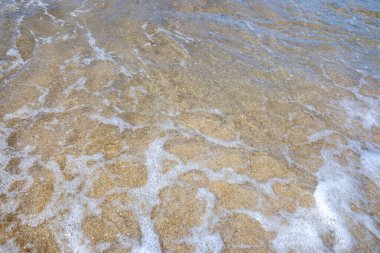 Altın Kum kıyısında Şeffaf Su. Saf bir kumsalın saflığını kabul et..