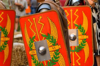 Lorica Segmentata Zırhlı Romalı Askerler ve Kızıl Kalkanlar. Disiplinli Roma lejyonu.