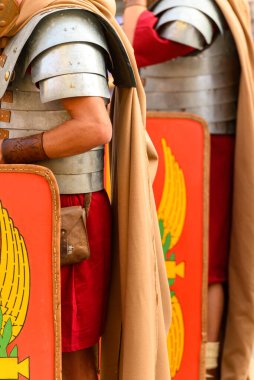 Kırmızı Kalkanları Tutan Lejyonerler Hattı. Ünlü Roma kaplumbağa oluşumu kavramı.