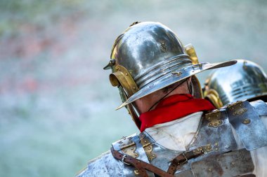 Eskimiş ve Çürümüş Miğferde Tarihi Canlandırma. Eski bir askerin alametleri.