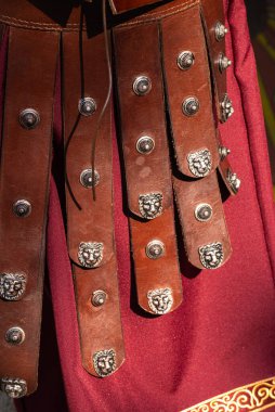 Lion Head Studs 'lı bir Roma kemerinin ayrıntıları. Zırhın süslü dekorasyonunu kavra.