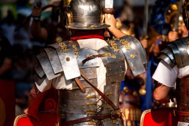 Roma lejyonerleri gibi giyinmiş bir grup tarihi yeniden canlandırma..